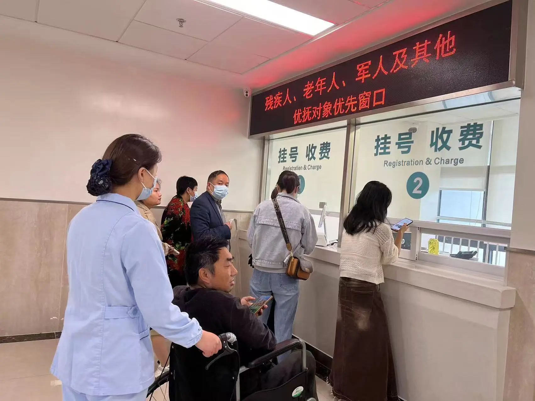 图为医疗机构为残疾人提供就医便利服务现场